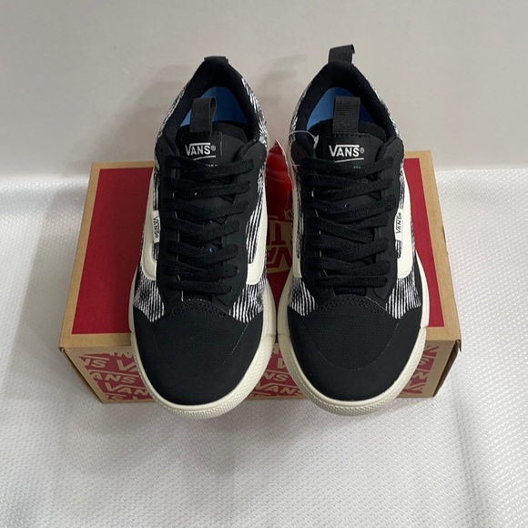 Vans men’s Ultra range Exo black and off white - Picture 3 of 10